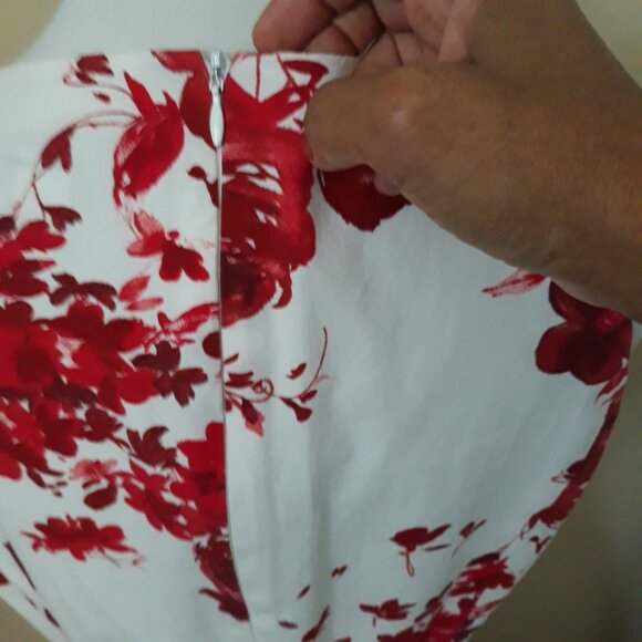 RED AND WHITE FLORAL DRESS / SIZE 6 / MARCA MODA INTERNATIONAL - Picture 5 of 9